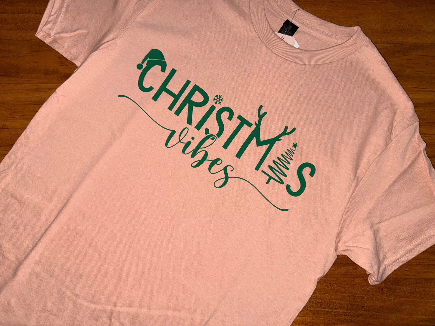 Christmas Vibes Tee – Holiday Spirit in Style