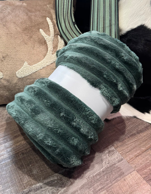 Cozy Ribbed Plush Throw – Forest Green