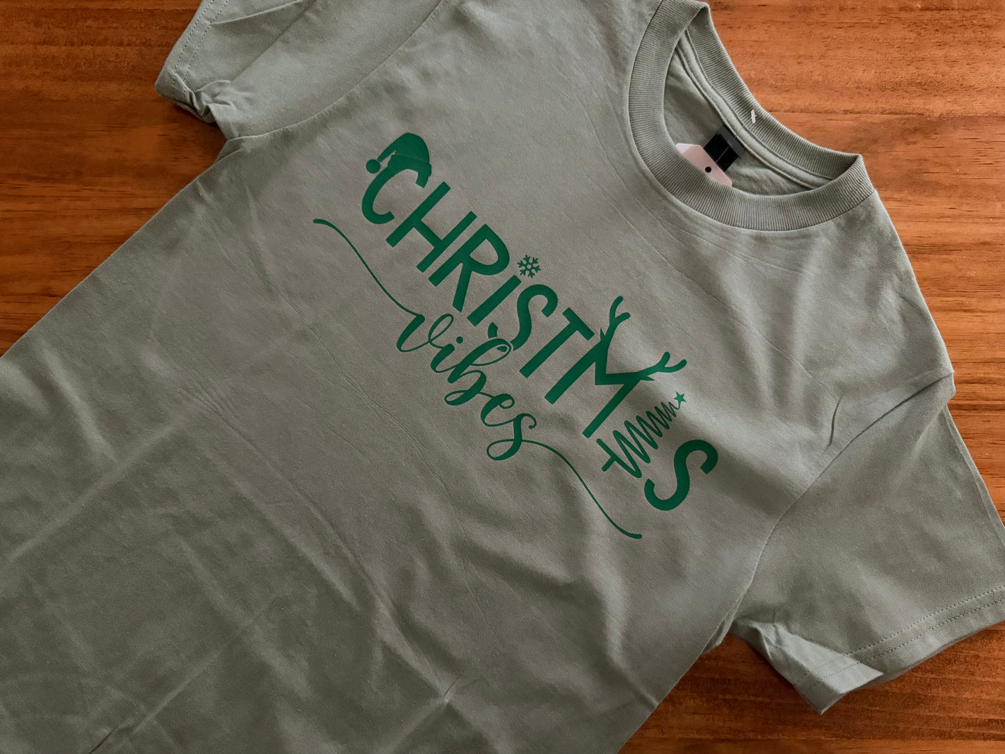 Christmas Vibes Tee – Holiday Spirit in Style